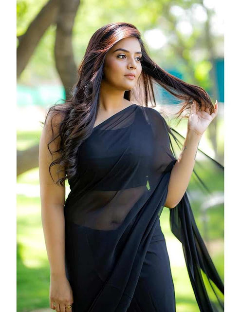Beautiful Anchor SreeMukhi Hot In Black Saree 2